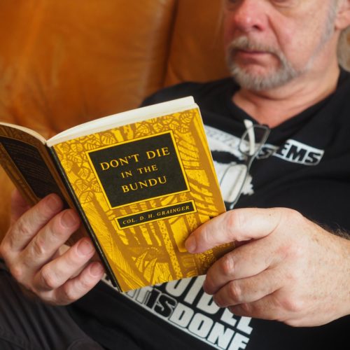 Berto lit un livre : "Don't die in the bundu"