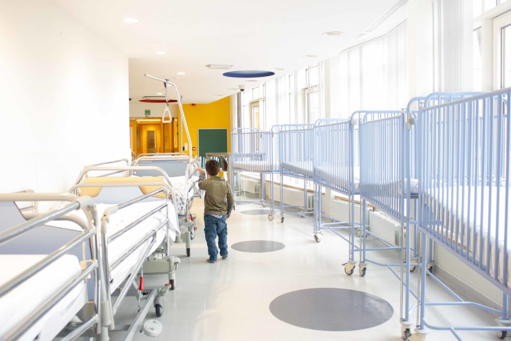 Tout comme ces lits, des enfants se retrouvent parqués à l'hôpital pour une durée indéterminée.