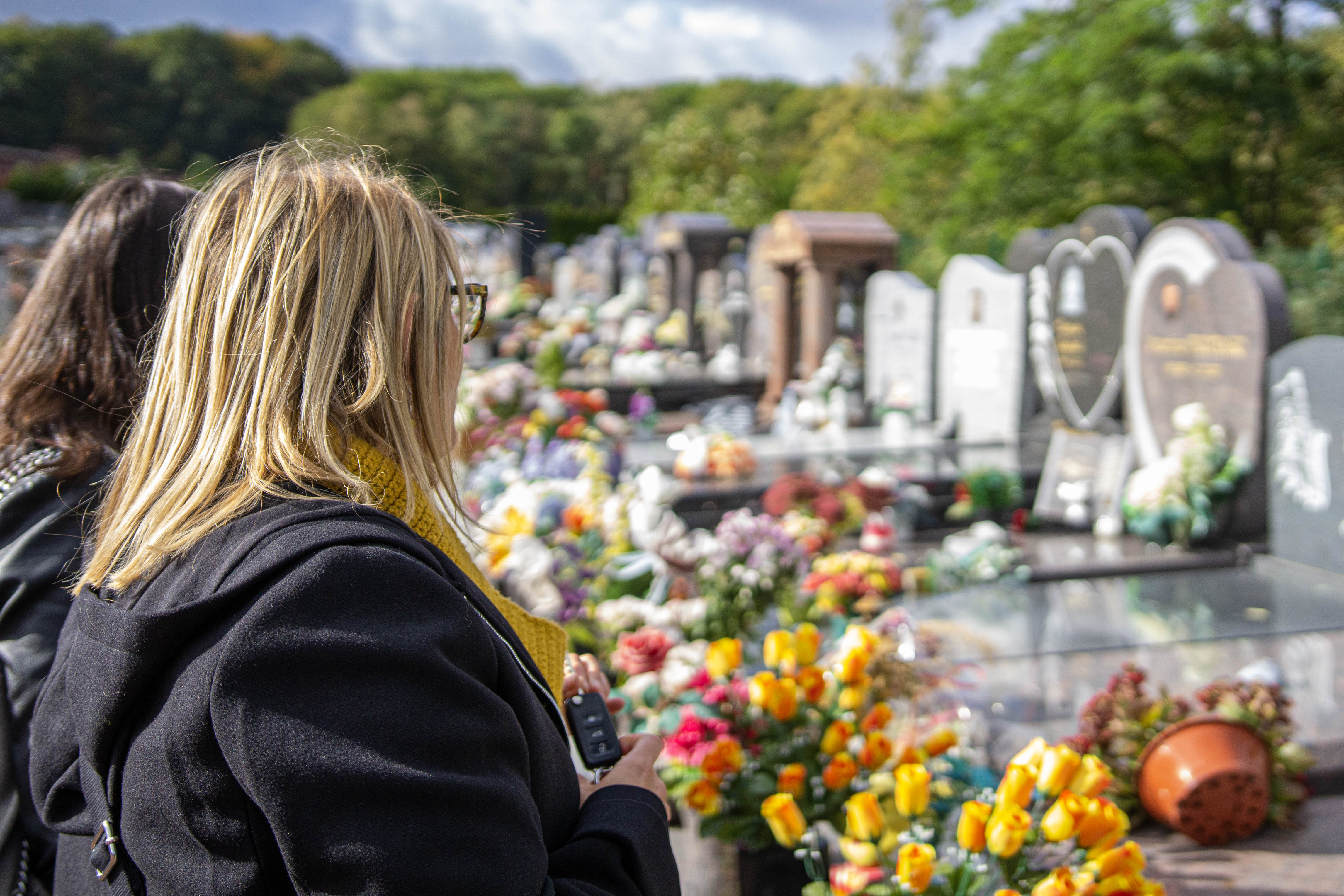 Sabine Roberty regarde une tombe cimetière de la Bergerie à Seraing