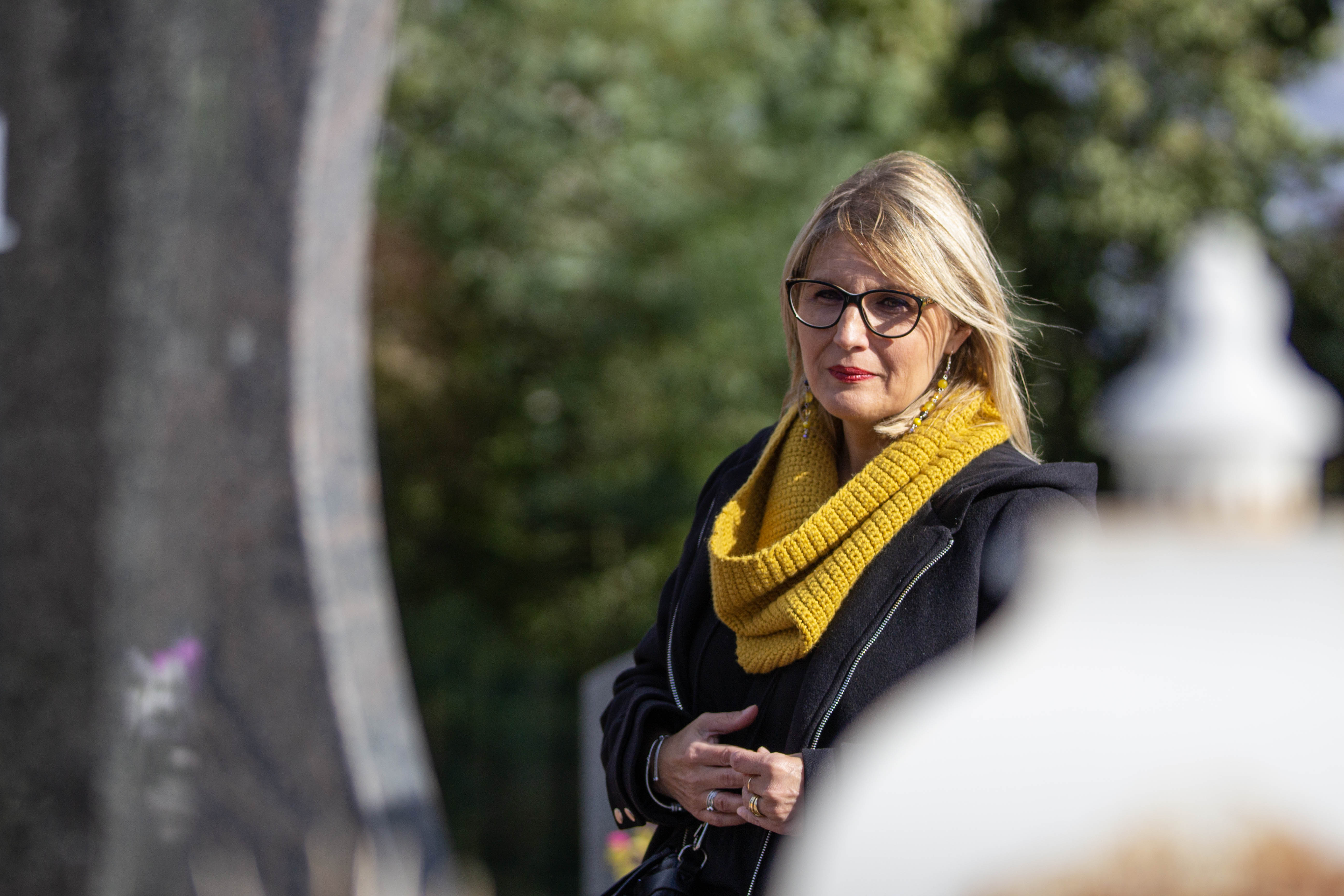 Sabine Roberty regarde une tombe au cimetière de la Bergerie à Seraing