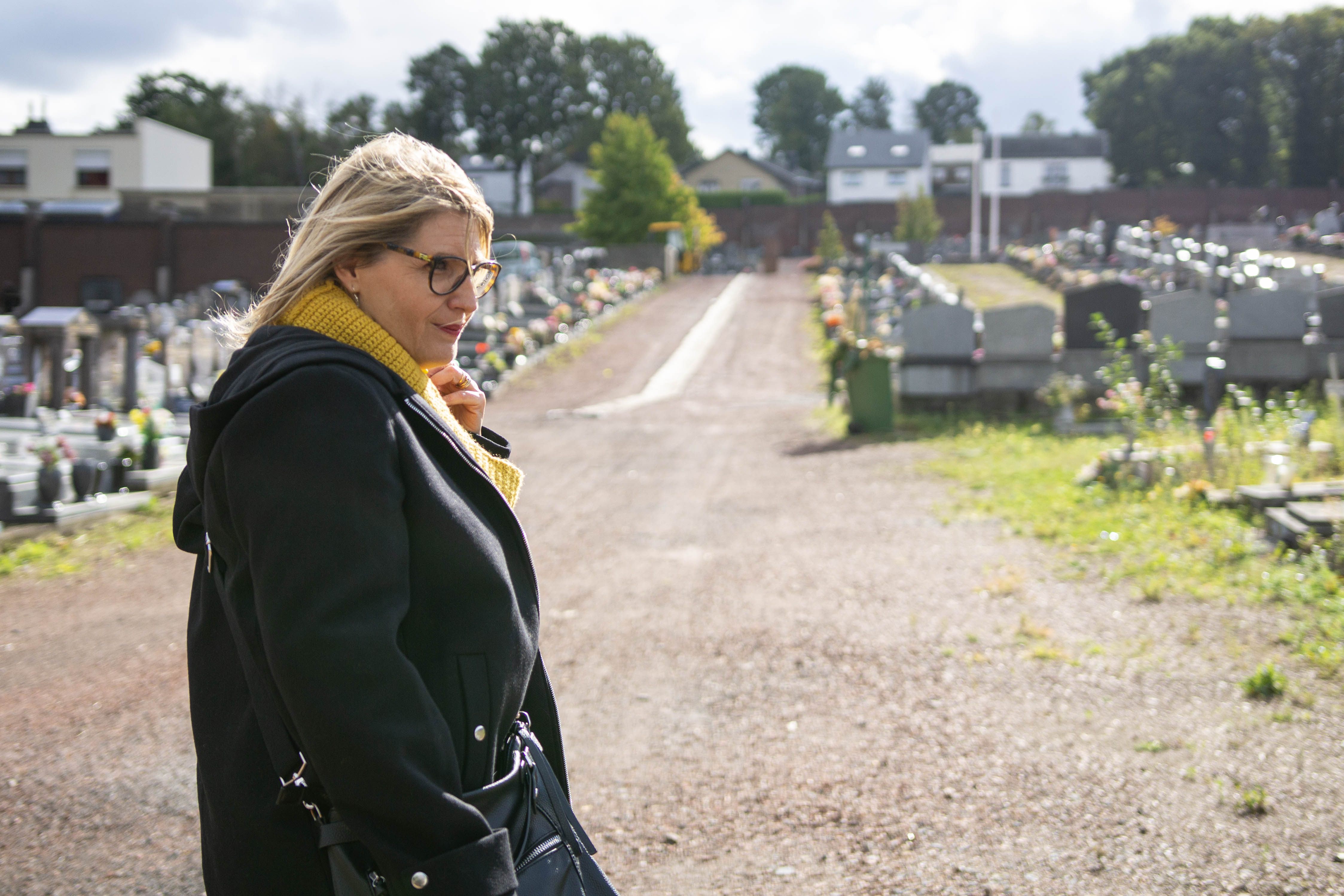 Sabine Roberty marche au cimetière de la Bergerie à Seraing