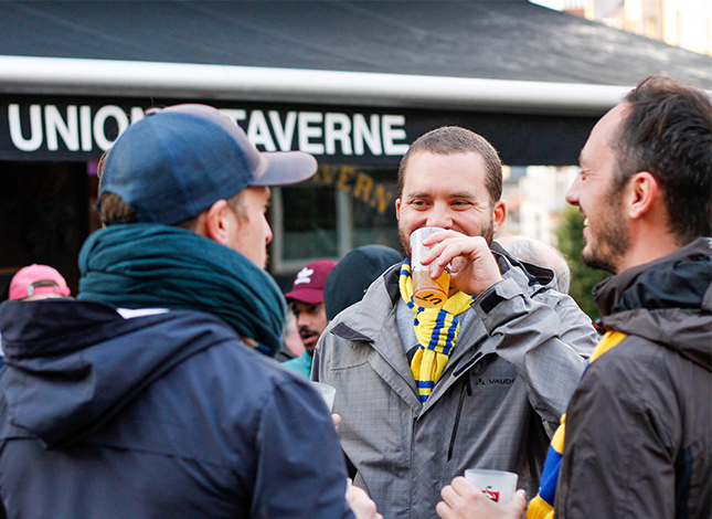 Martin Vachiery buvant une bière avec ses amis à l'Union's Taverne