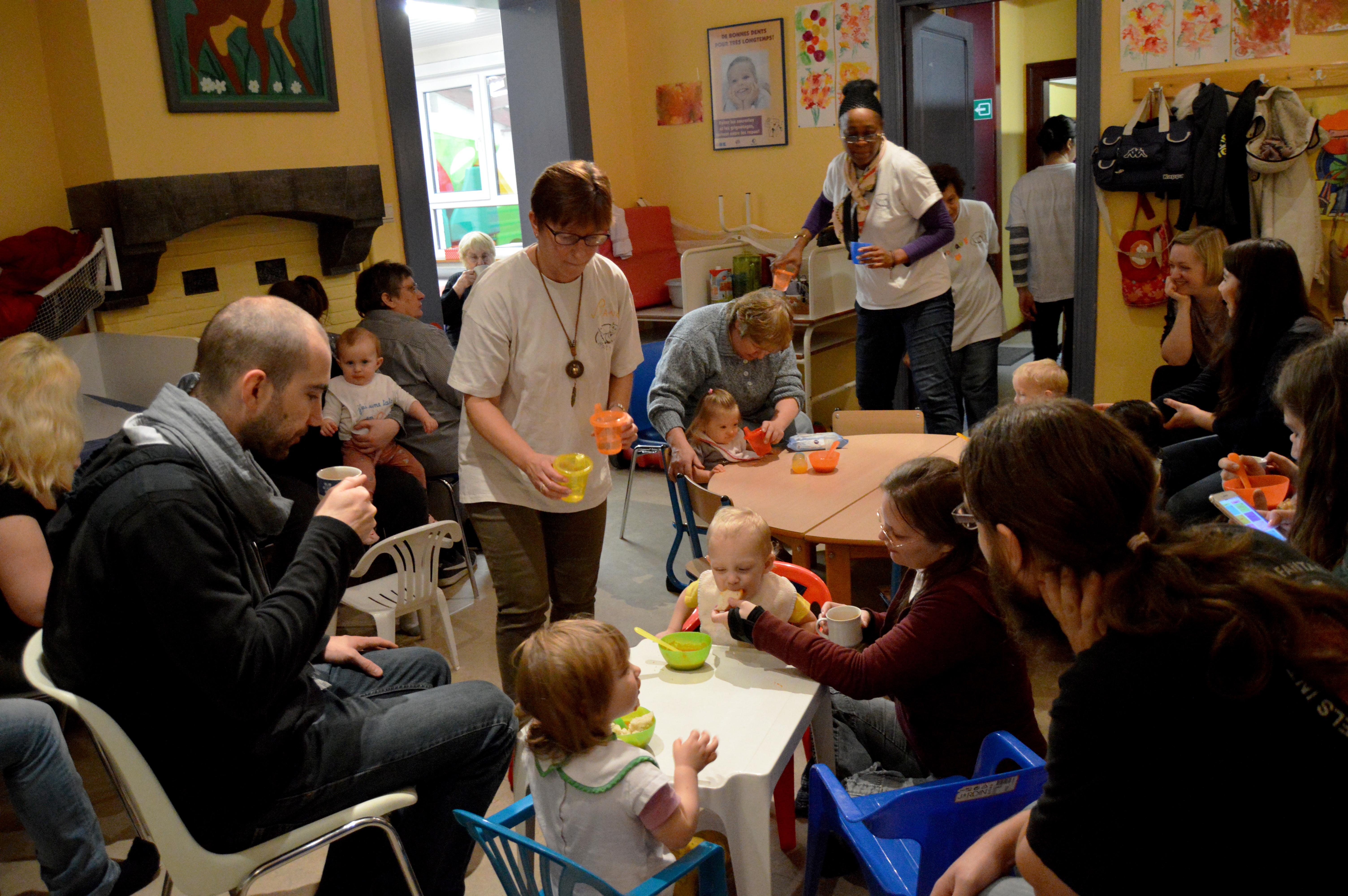 Les bénévoles distribuent la soupe, les enfants la mangent.