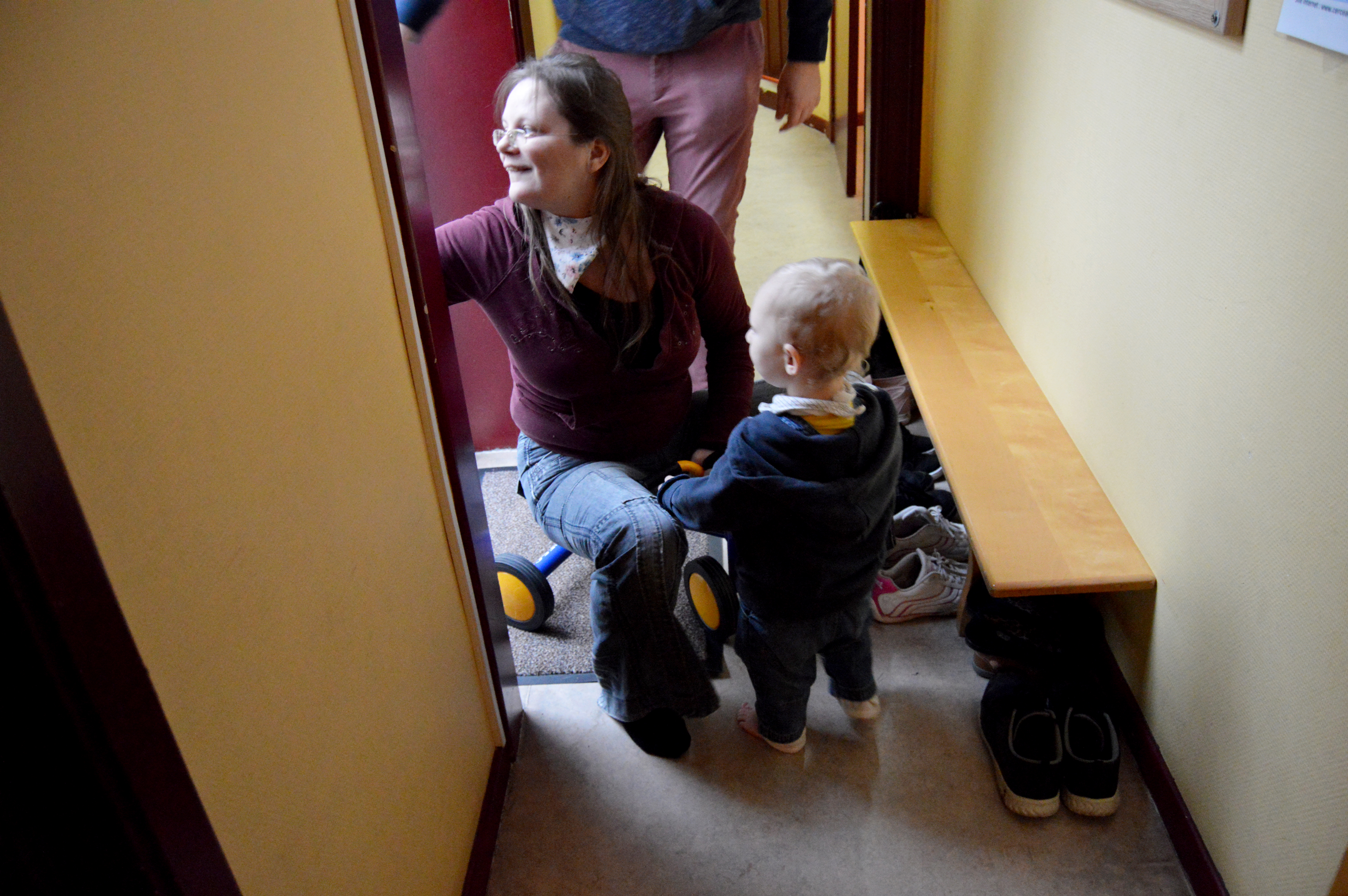 Une maman sur le petit vélo de son fils.