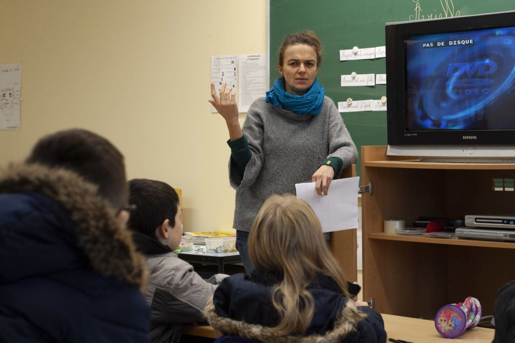 L'institutrice va montrer un DVD à la classe DASPA