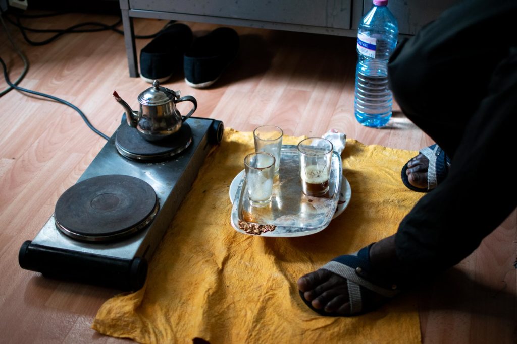 Modou et ses amis préparent du thé dans une chambre