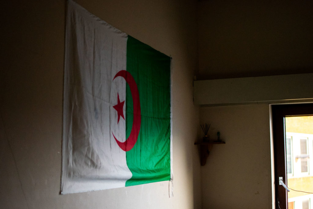 Drapeau de l'Algérie dans la chambre de Salim