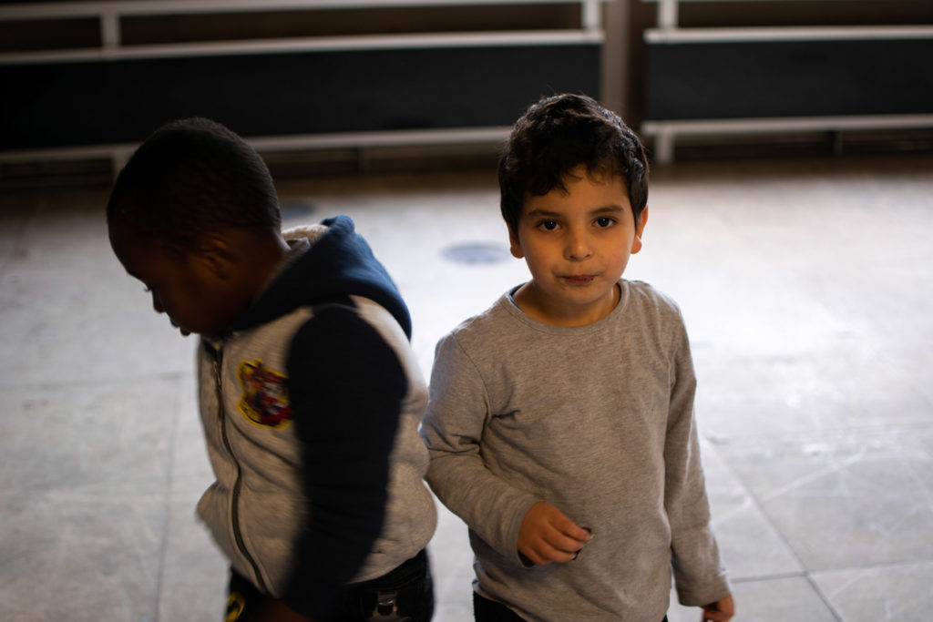 Deux enfants en train de jouer avant leur cours d'anglais