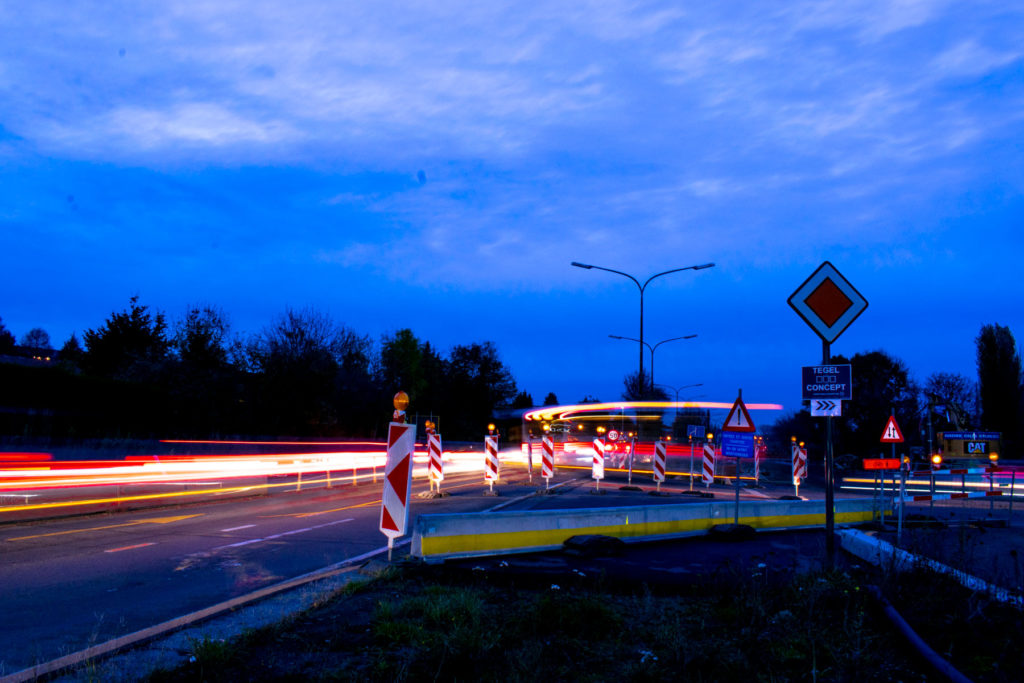 Nuit et jour le croisement est congestionné