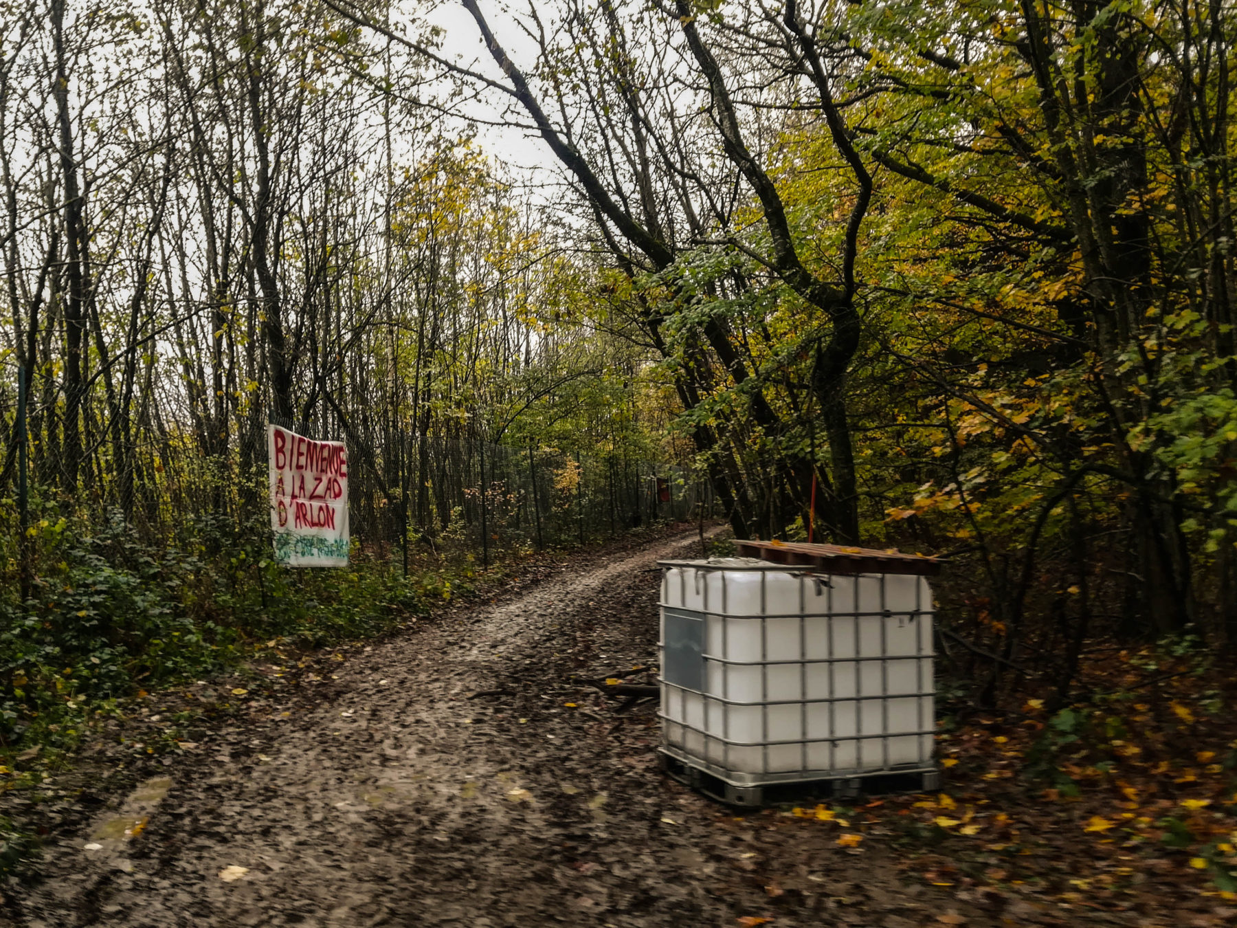 Entrée de la Zad, le chemin est boueux