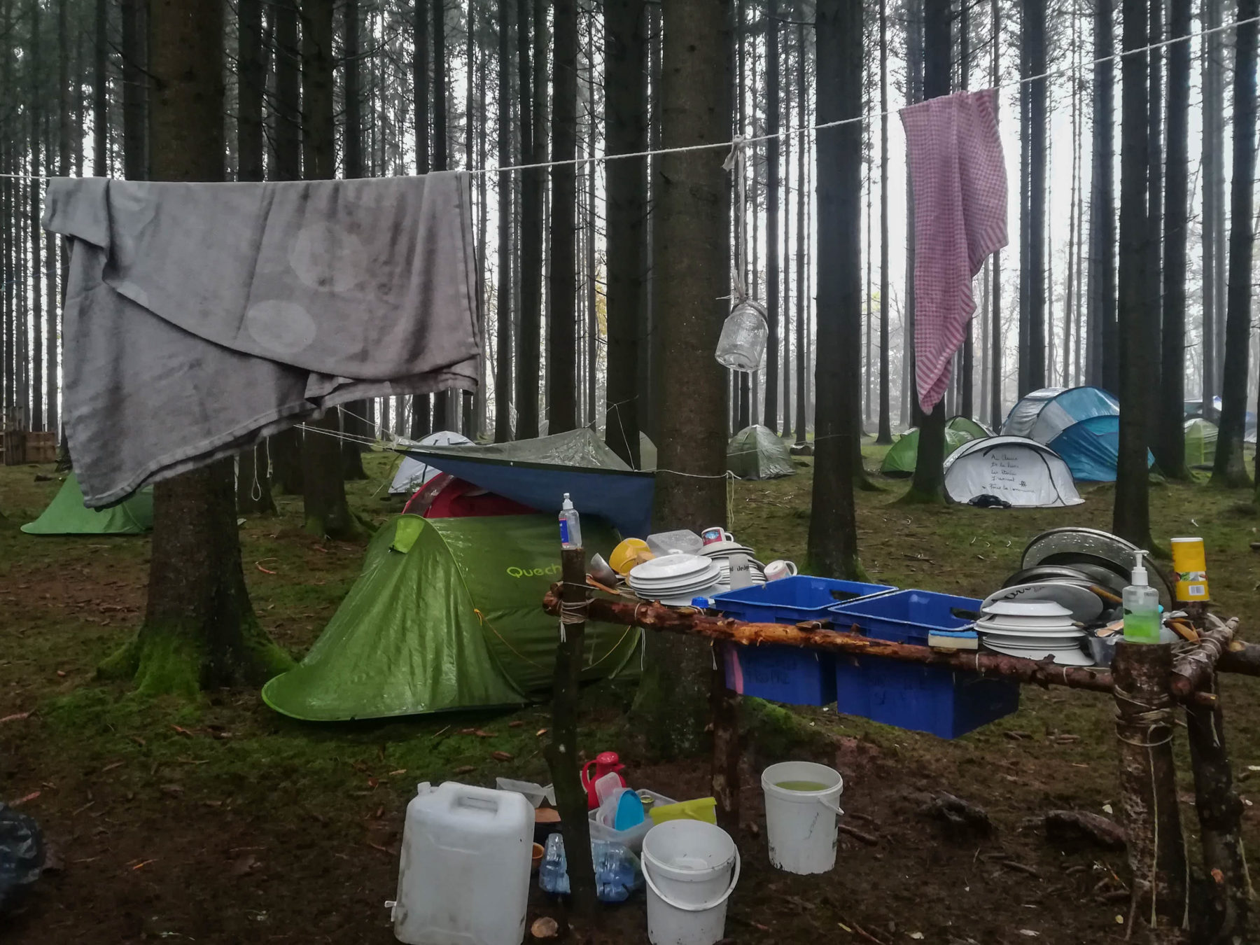 Campement des zadistes avec, en avant plan ,  en évier de fortune pour faire la vaisselle