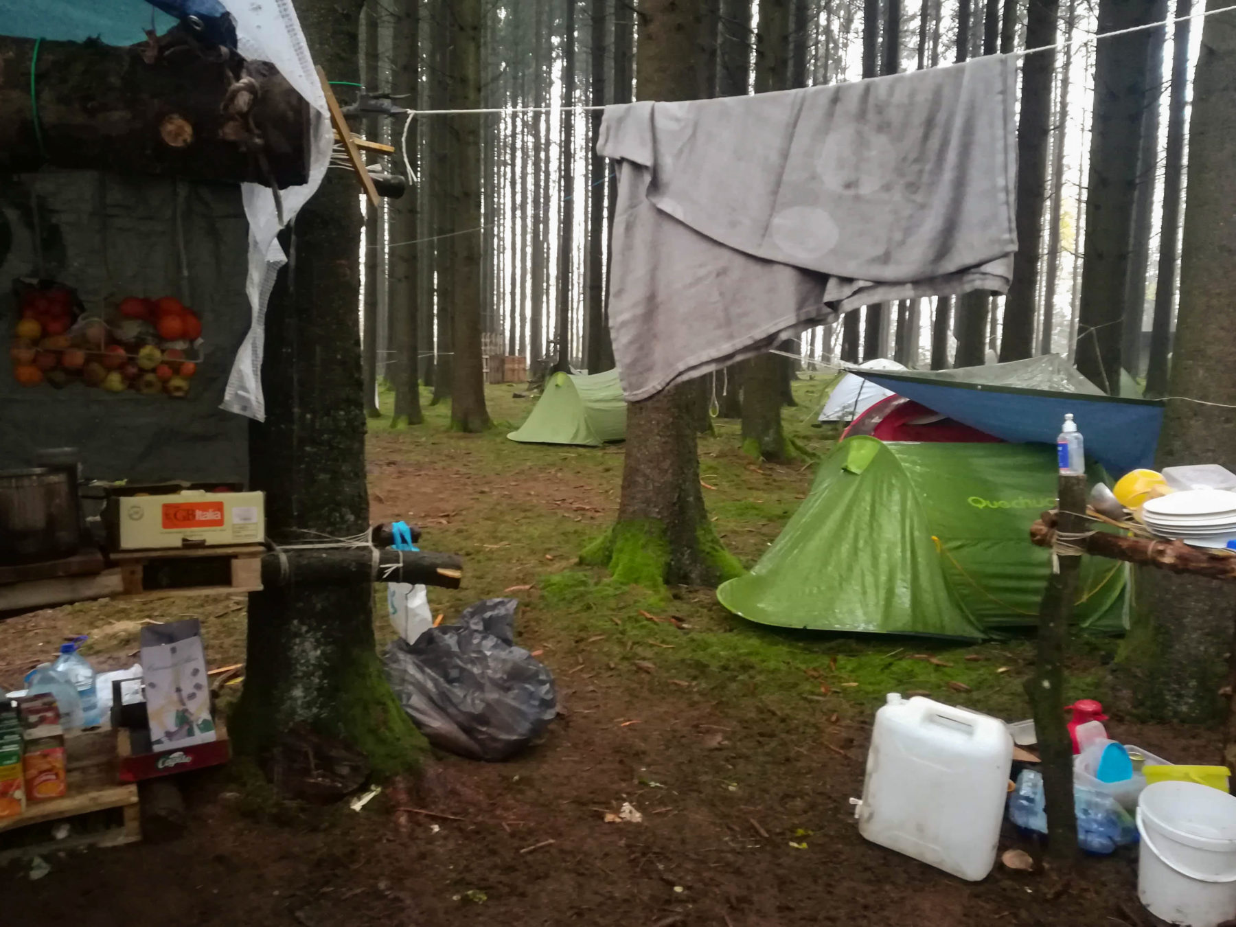 campement de la zad, un tente, un essuie qui pend sur une corde.