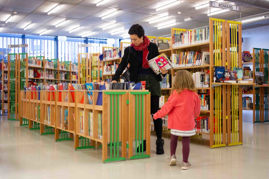 Erina découvre le neuvième art à la bibliothèque Bruegel.