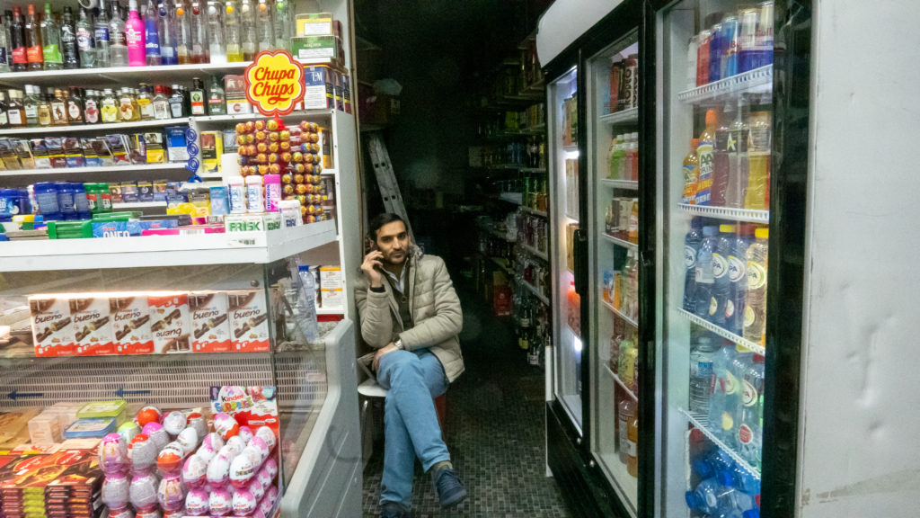 Rachid au téléphone dans son magasin.