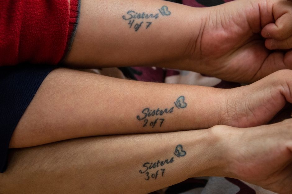 Bras marqués de tatouages "sisters"