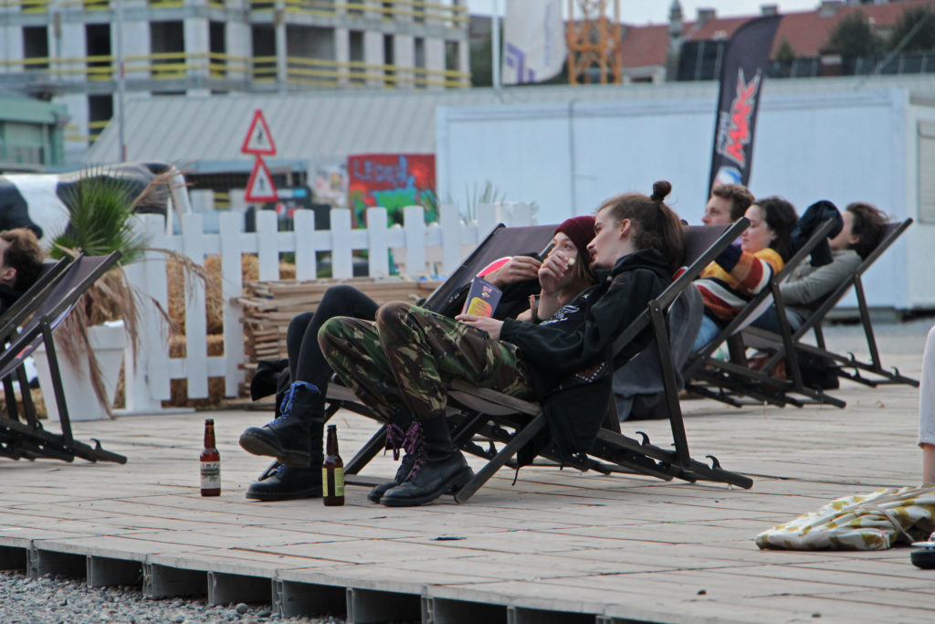 public sur la terrasse du Movie Drive