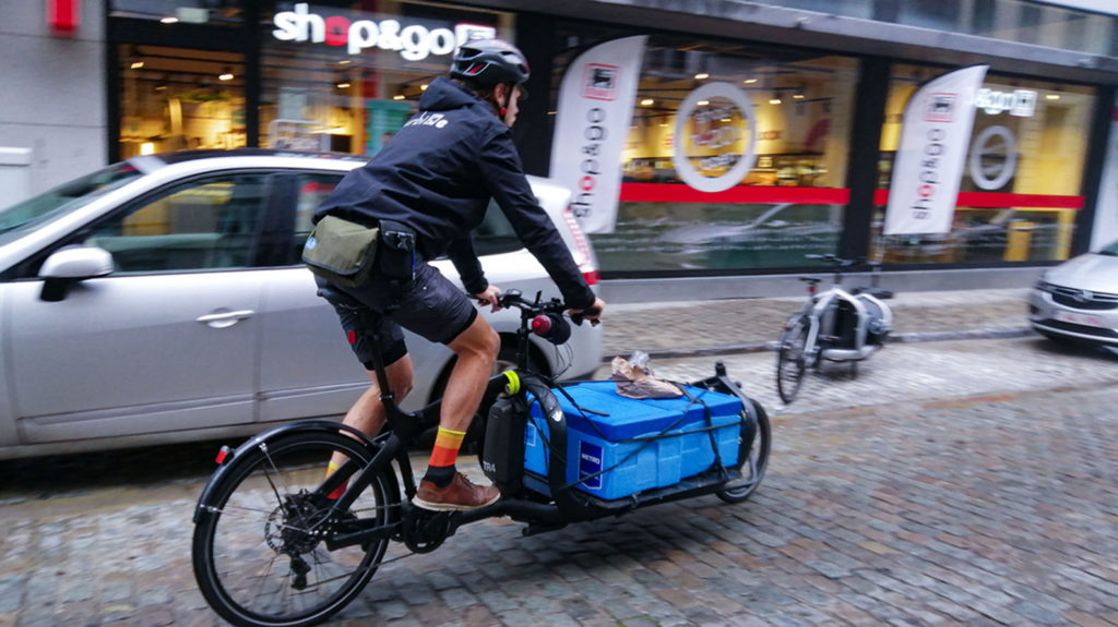 livreur à vélo-cargo