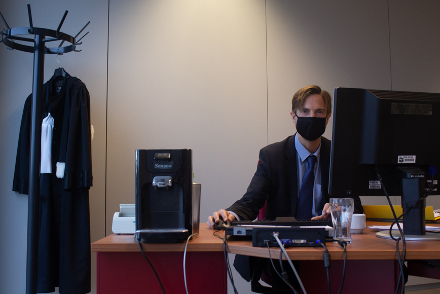 Pierre-Yves de Harven qui travaille dans son bureau et regarde la caméra