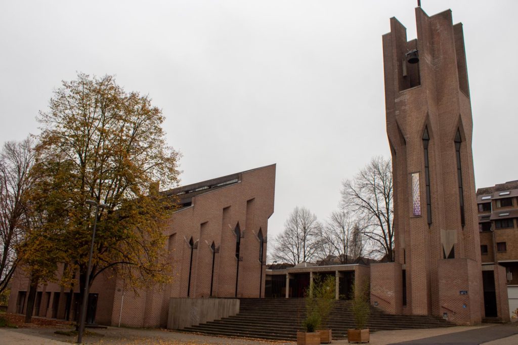 église de Louvain-La-Neuve, avec son clocher et ses briques apparentes