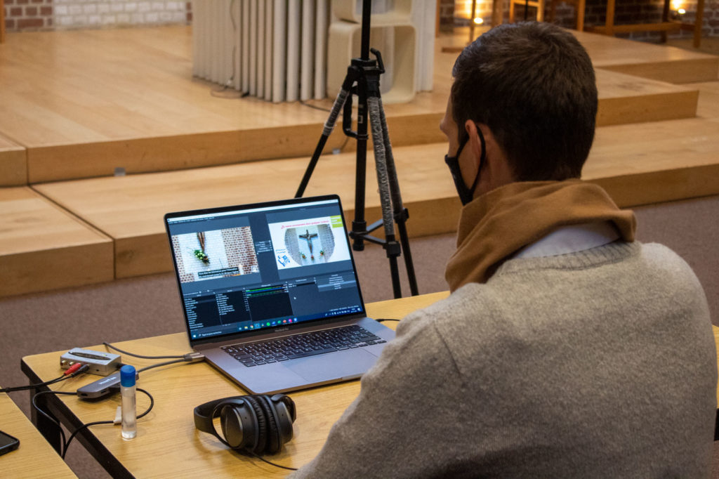 technicien devant OBS Studio, le logiciel utilisé pour diffuser la messe sur Facebook