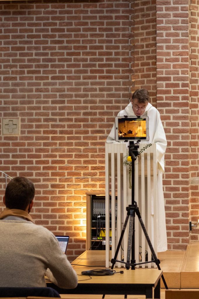 Pendant la messe, le prêtre, père sébastien, faisant l'homélie devant la caméra de l'ipad, qui est retransmise en direct sur Facebook