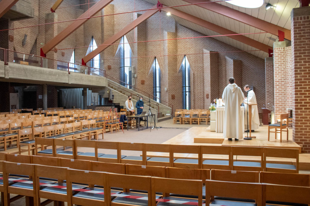 église de Louvain-La-Neuve vidée des fidèles, quelques techniciens et les prêtres sont présents