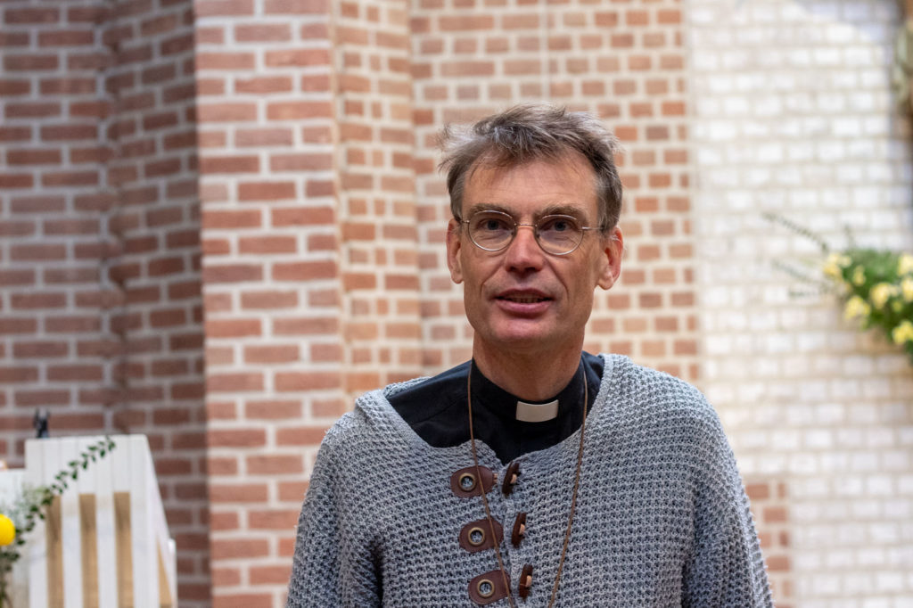 Père sébastien Dehorter dans l'église, debout