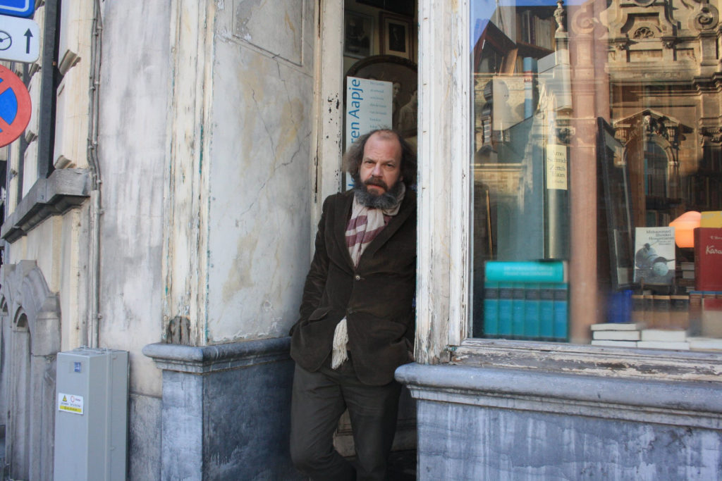 Frederik Deflo devant sa librairie