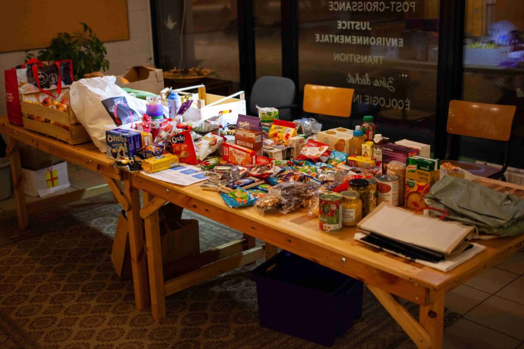 Table remplie de vivres à Louvain-la-Neuve