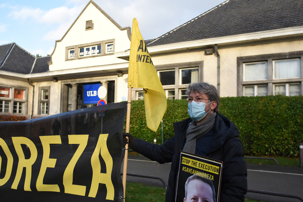 Un professeur de l'ULB, membre de la délégation académique. Derrière lui, l'ULB, devant, l'ambassade, qu'il ne quitte pas des yeux