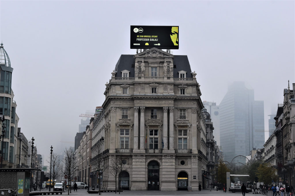 Sur la place De Brouckère, la ville de Bruxelles a tenu à afficher son soutien au professeur Djalali. Son visage recouvre les deux écrans publicitaires de la place.