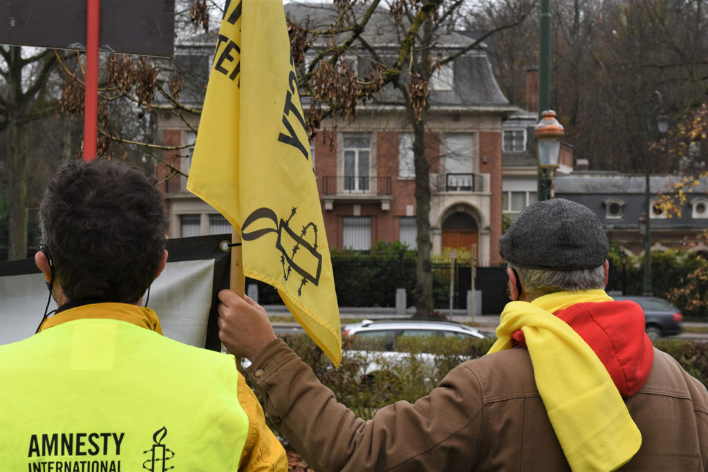 Membres d'Amnesty International face à l'ambassade iranienne. Chacun semble défier l'autre.