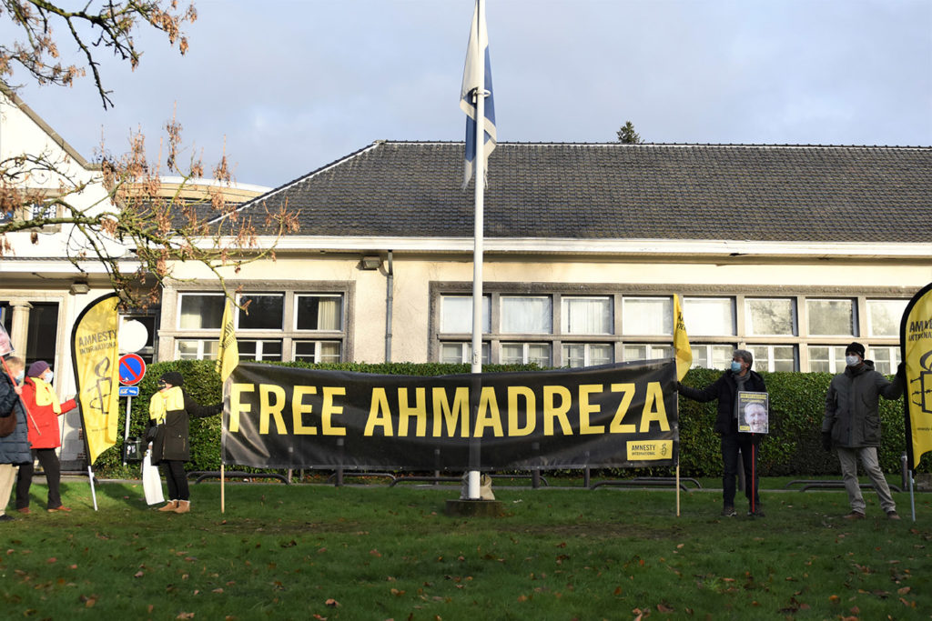 Les militants se sont relayés six heures par jour du 30 novembre au 2 décembre, brandissant pancartes, affiches et banderole face à l'ambassade iranienne