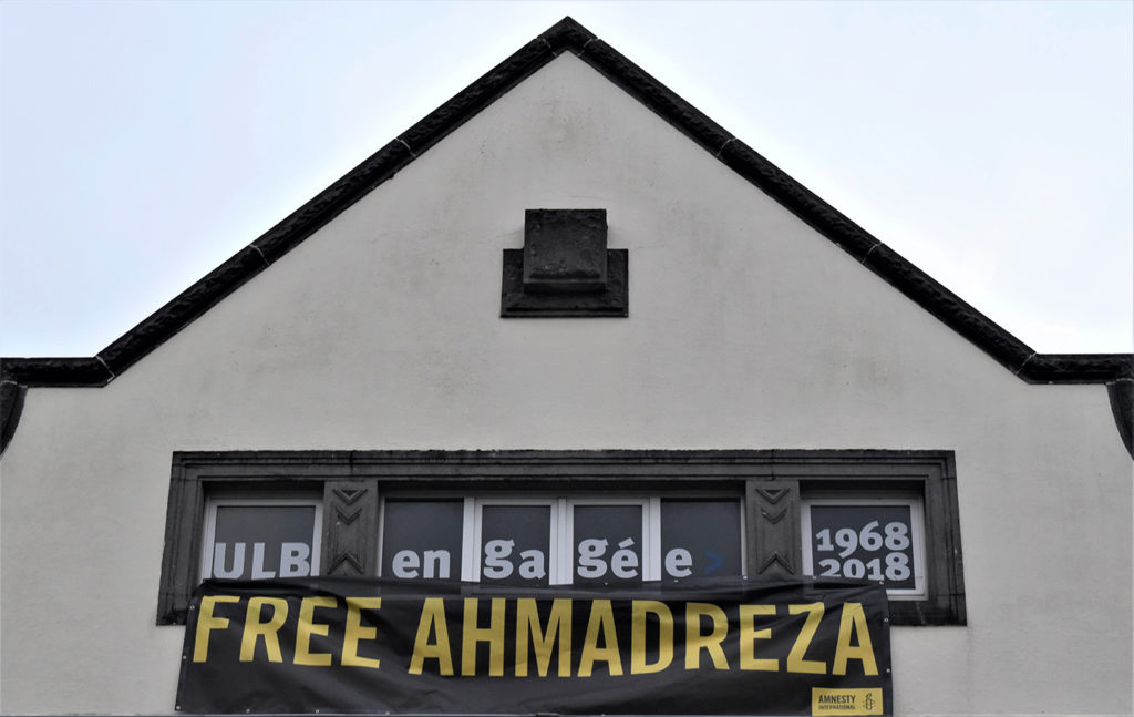 A la fin de l'action, la banderole a été hissée sur la façade de l'ULB, co-organisatrice de l'action.