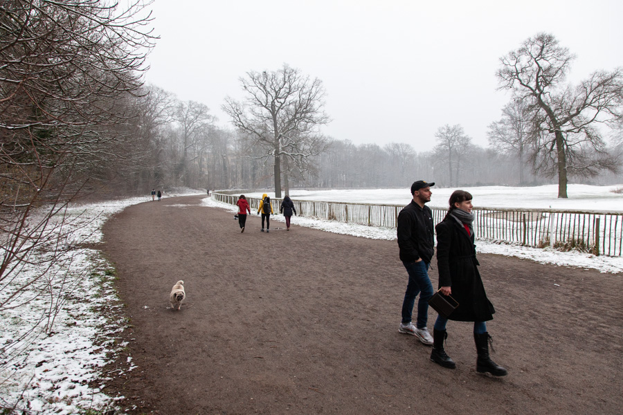 Promeneurs sur l'anneau de l'hippodrome