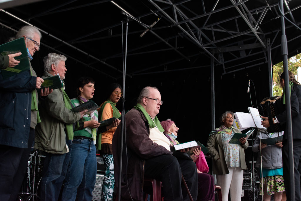 La chorale les Choux de Bruxelles sur scène.