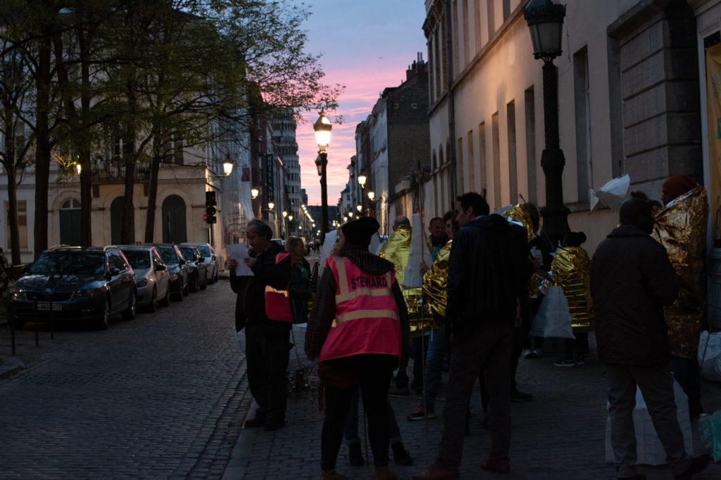 Les manifestants devant le Grand Hospice, en attendant de recevoir une lanterne.