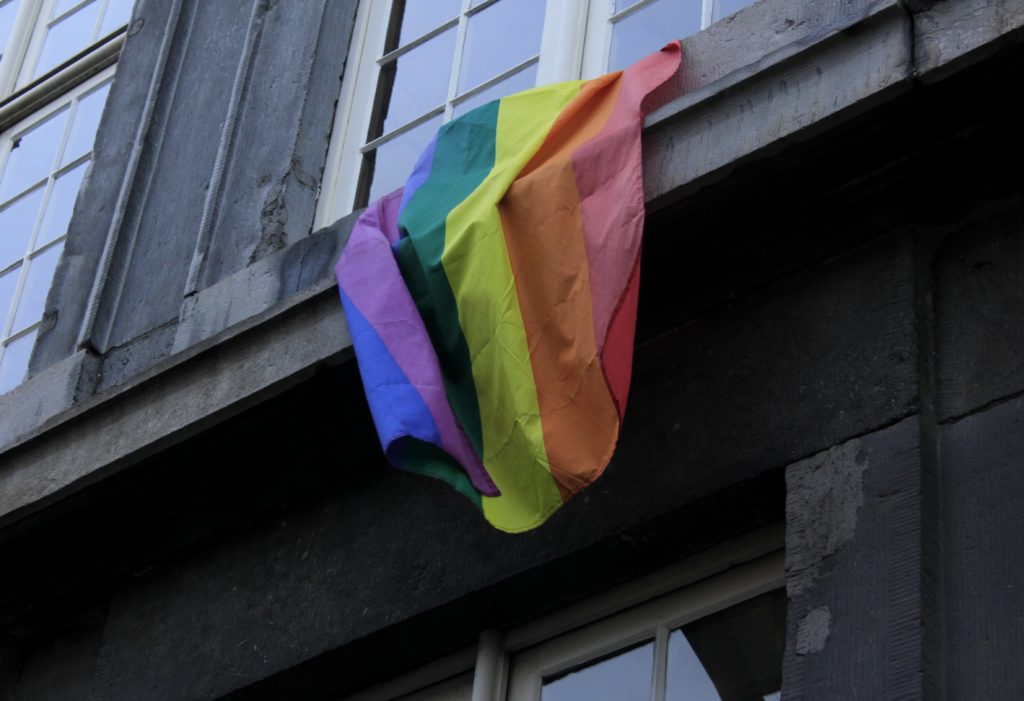 Photo du drapeau gay sur la façade de la fondation Ihsane Jarfi