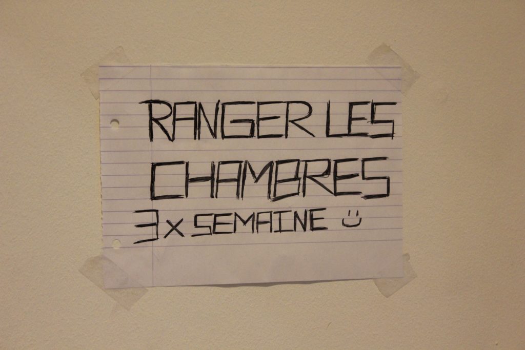 Photo d'une consigne dans l'appartement : "Rangez vos chambres"