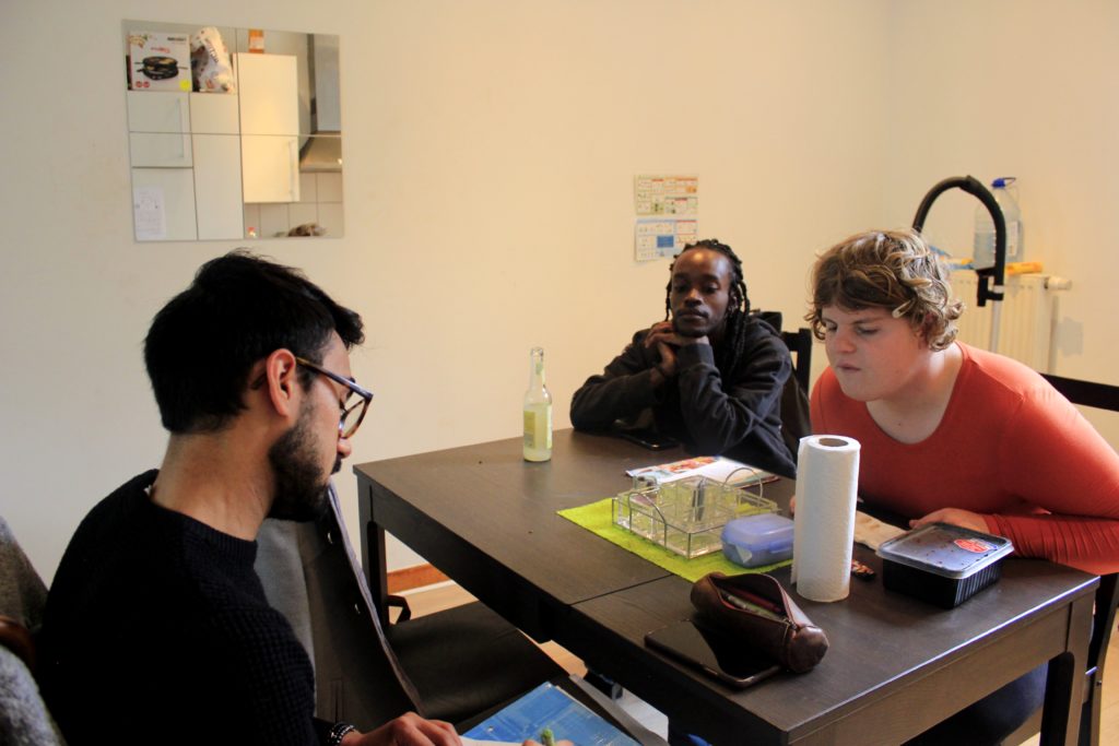 Photo du bénévole et des deux jeunes femmes trans