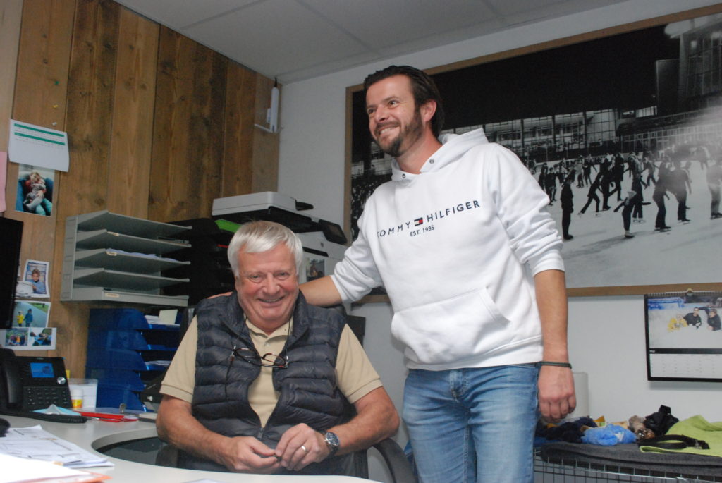 Luk et son fils Glenn, gérant de la patinoire