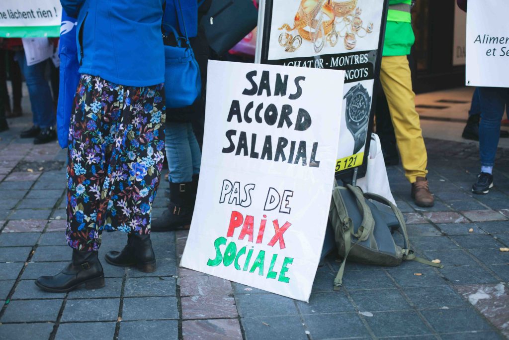 Pancarte "Sans accord salarial, pas de paix sociale"