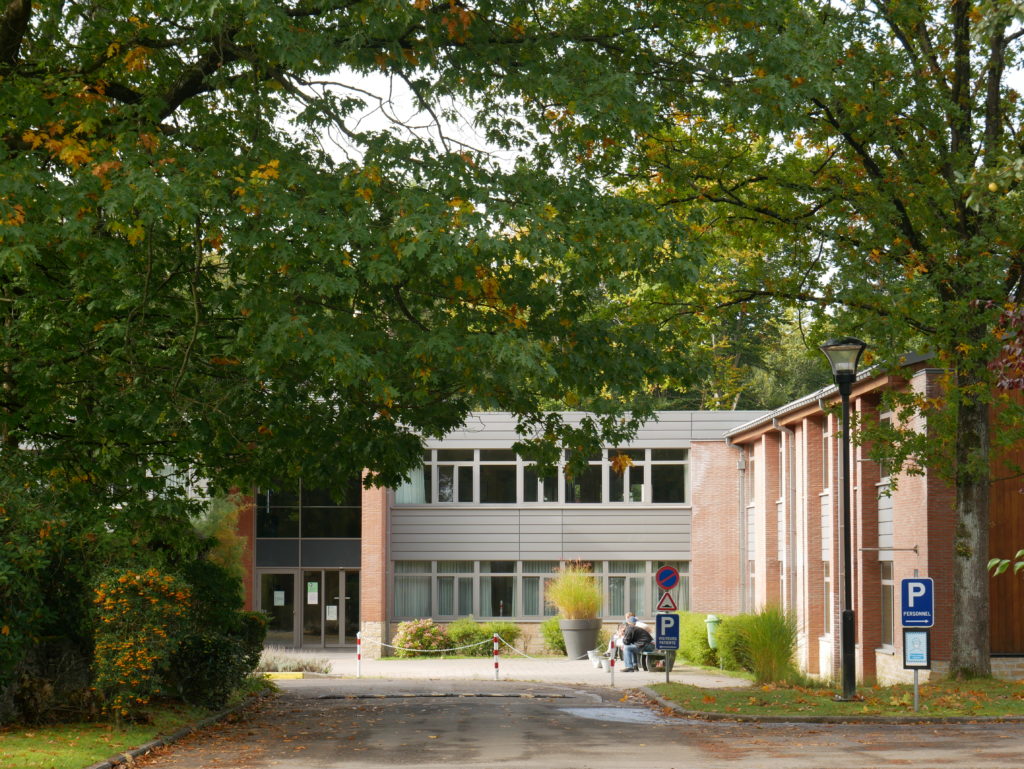 Entre les arbres se trouve un bâtiment. Il s'agit de l'Unité des Adolescents du l'hôpital "Le Domaine". 