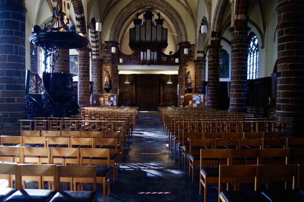 Nef de l'Eglise traversée par un rayon de soleil 