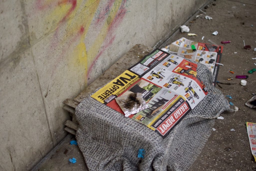 Table de fortune sur laquelle se trouve du journal et de quoi se droguer