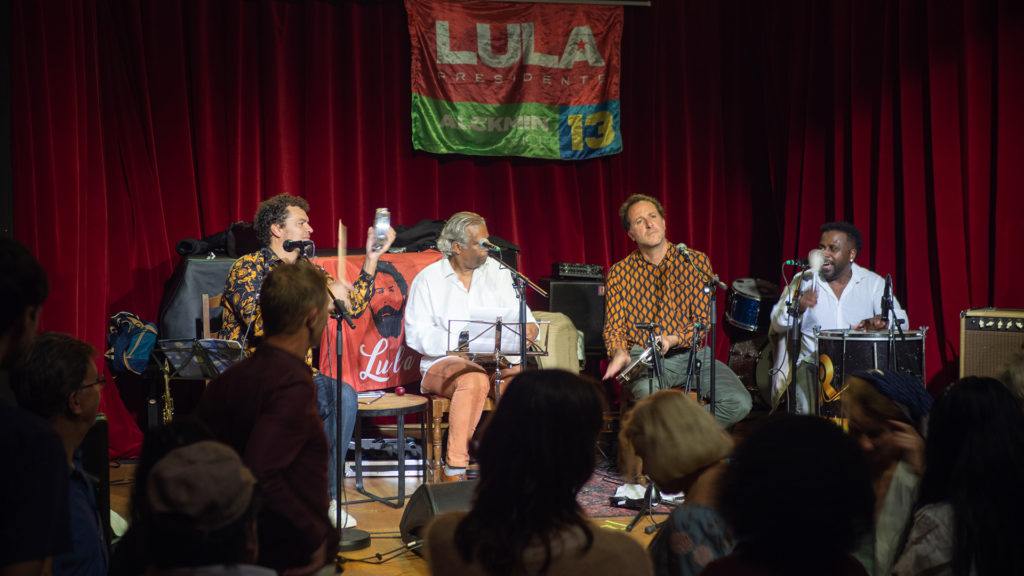 Le groupe RodaRio chante de la samba au Sounds Jazz Club. Ce concert a pour but de soutenir Lula à la présidentielle brésilienne.