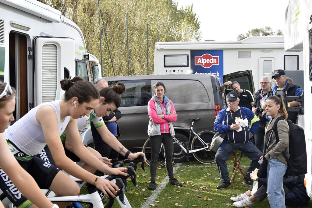 Supporters et cycliste