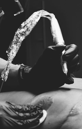 Séance de tatouage en trompe l'oeil d'un téton sur une femme en rémission de cancer du sein