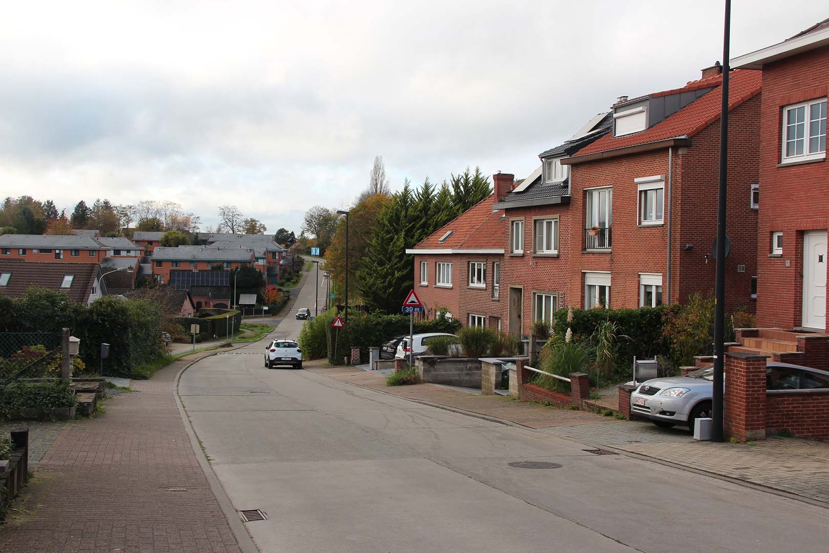 Rue d'un quartier résidentiel, le Bierenberg, qui mène au campus abandonné