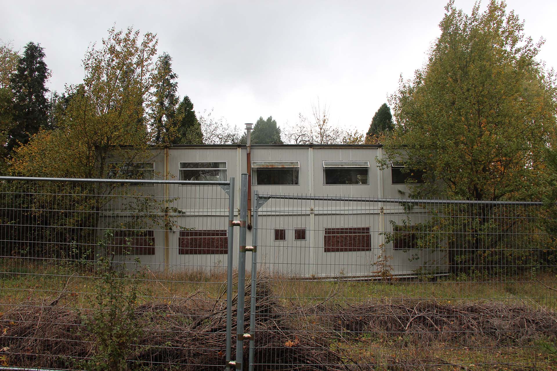 Bâtiment abandonné derrière des barrières heras